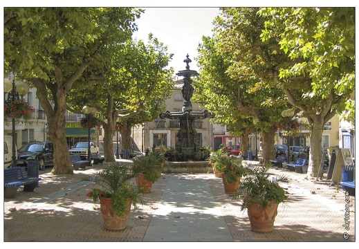 20040915-0748-Meze village fontaine w