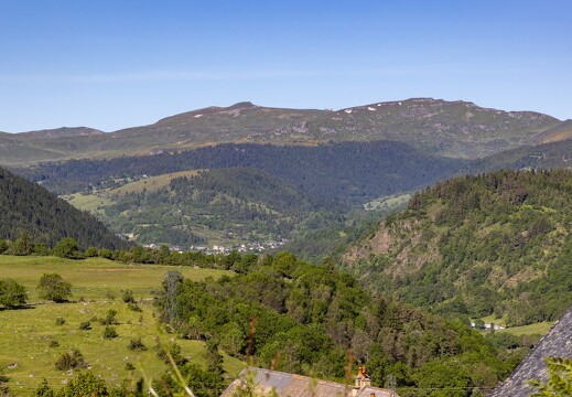20240613-008 3123-Vue sur le plomb du Cantal pres de Laveissenet