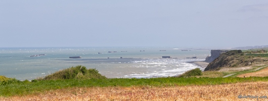 20250409-45 8225-Longues sur Mer vue sur le port artificiel Arromanches