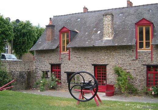 20030511-0114-fougeres