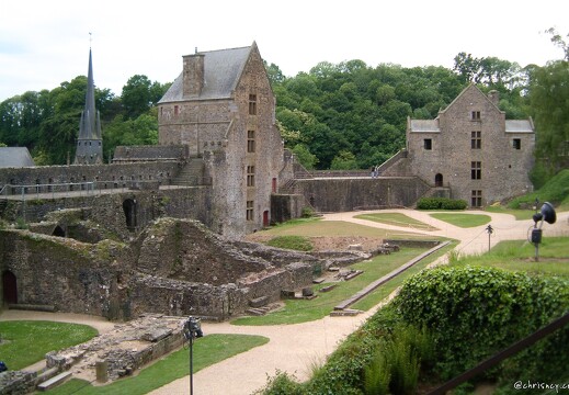 20030511-0122-fougeres