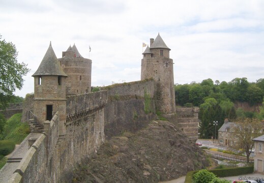 20030511-0124-fougeres