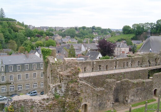 20030511-0125-fougeres
