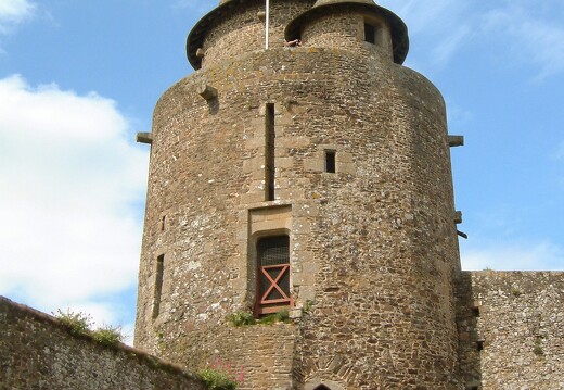 20030511-0136-fougeres