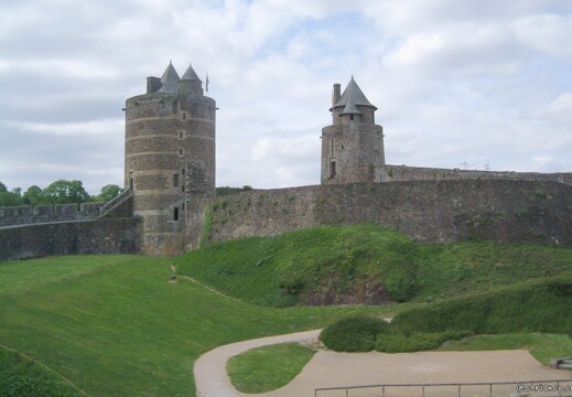 20030511-0140-fougeres