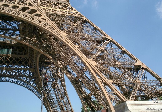 Paris Tour Eiffel dessous