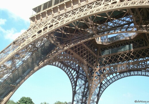 Paris Tour Eiffel dessous