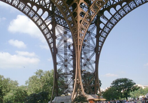 Paris Tour Eiffel dessous