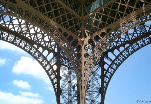 Paris Tour Eiffel dessous
