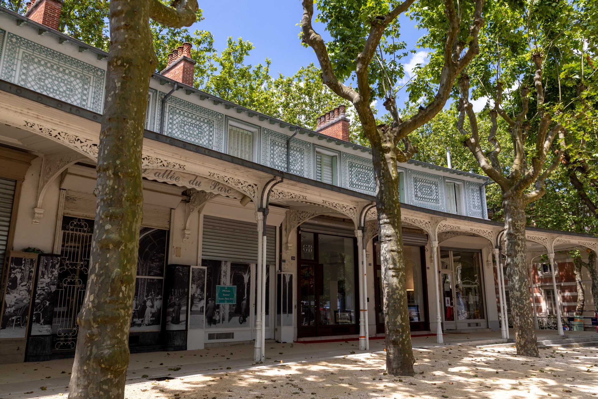 20240605-2129-Vichy_galerie_fer_a_cheval.jpg