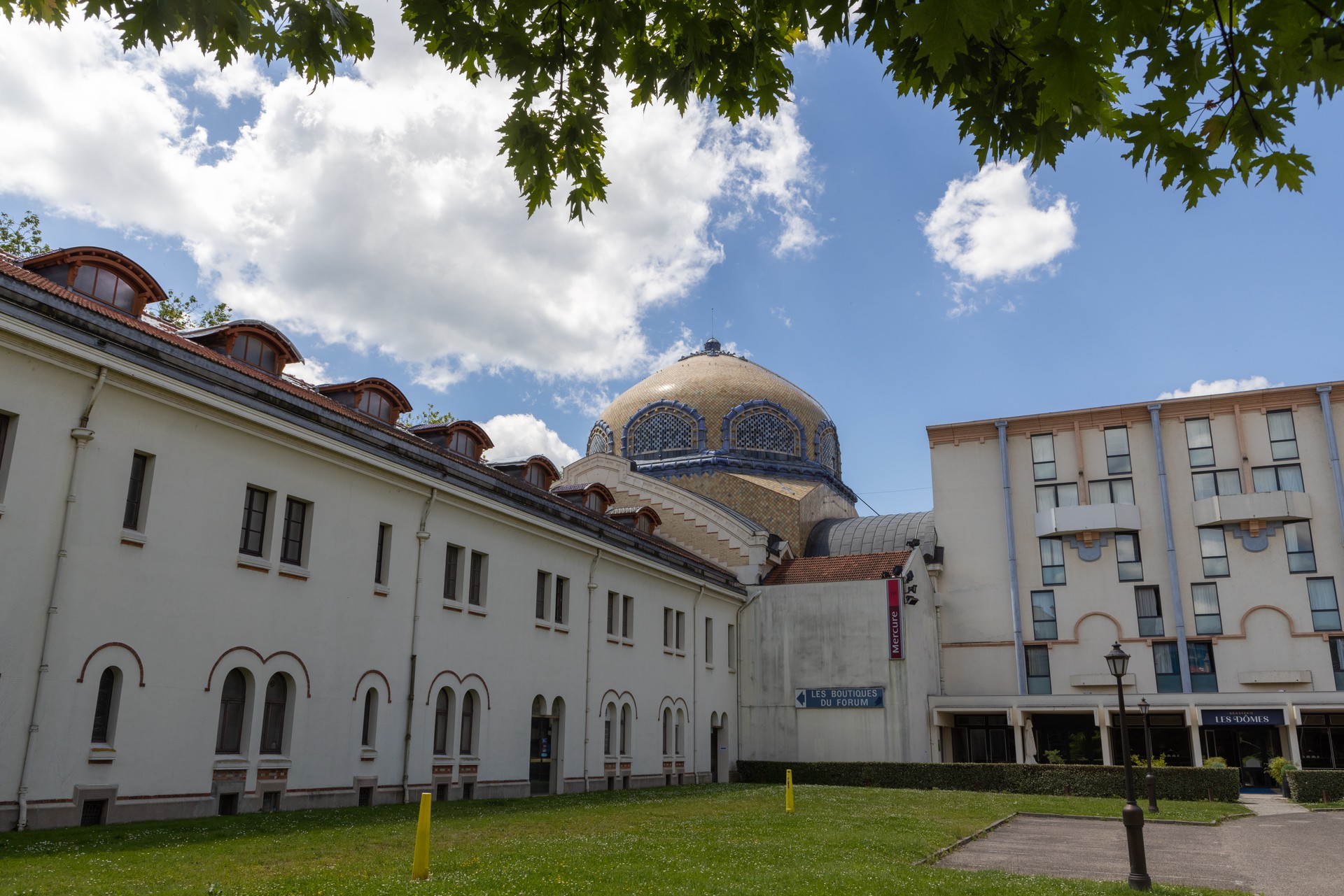 20240605-2140-Vichy_centre_thermal_les_domes.jpg