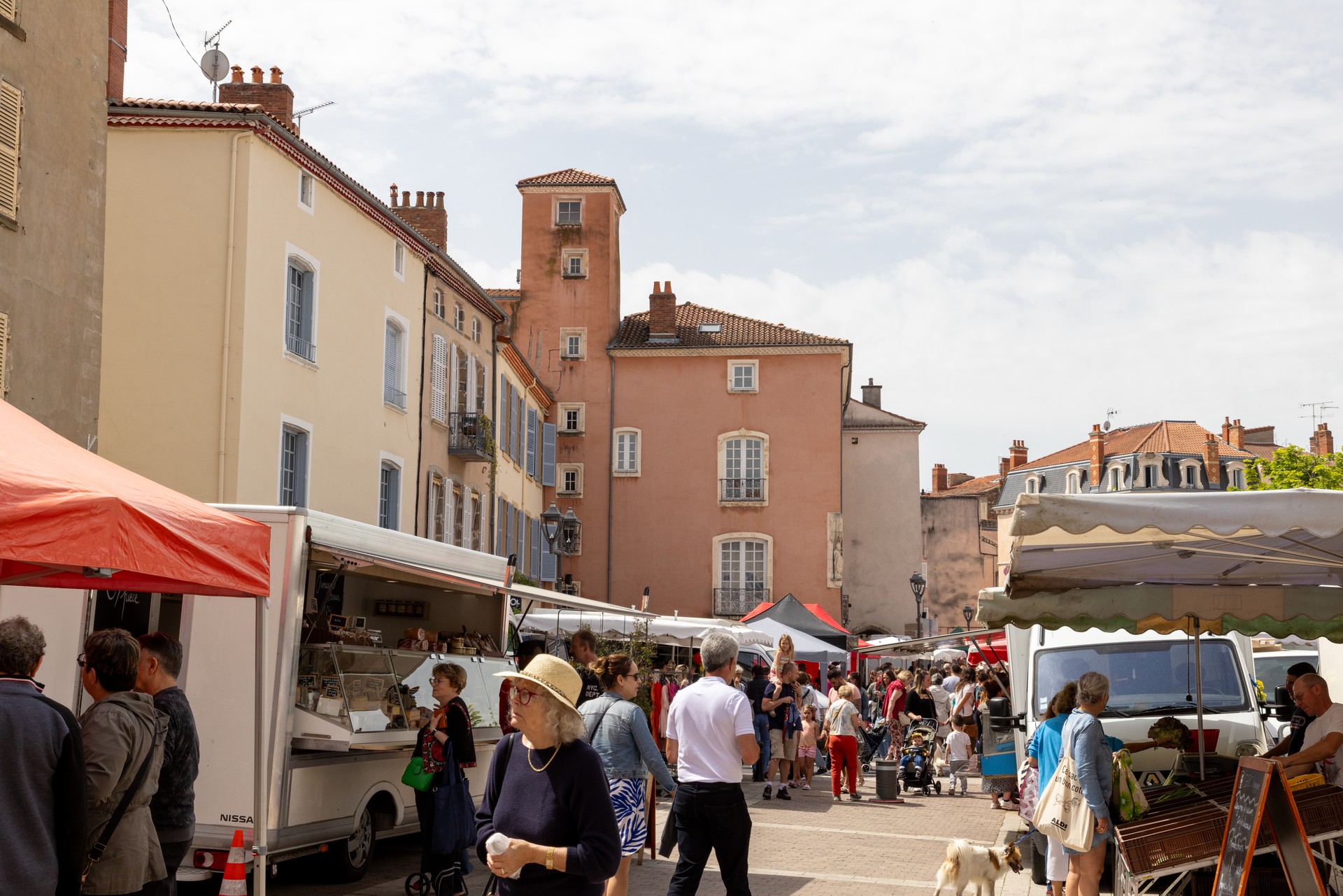 20240608-03_2611-Issoire_Place_de_la_republique.jpg